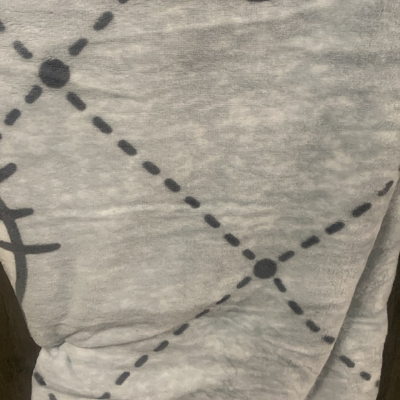 New Hello Kitty White & Gray Diamond 60 x 70 Plush Throw Blanket New With Tag - Picture 8 of 8